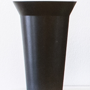 16.-Lille-Vase-Sort-h20-cm-b15-cm_-1500-kr