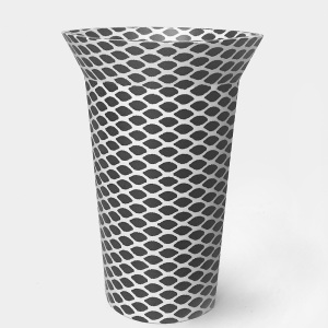 31.-Vase-i-porcelaen_-serigrafisk-tryk-moerkt-net_-h20cm-b15-cm_-2500-kr-a