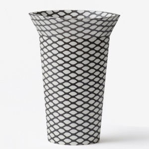 32..-Vase-i-porcelaen_-serigrafisk-tryk-moerkt-net_-h20cm-b15-cm_-2500-kr-a