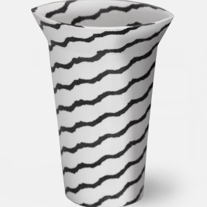 35.-Vase-i-porcelaen_-serigrafisk-tryk-linier_-h20-cm-b15cm_-2250-kr